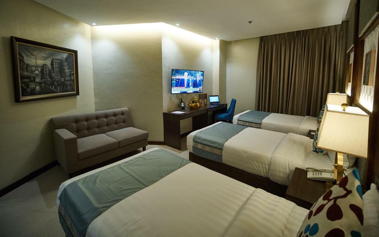 J7 Plaza Hotel Iloilo City Eksteriør billede